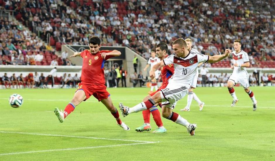Lukas Podolski encamin&oacute; la goleada de Alemania con un gol y dos asistencias. (Foto: EFE)