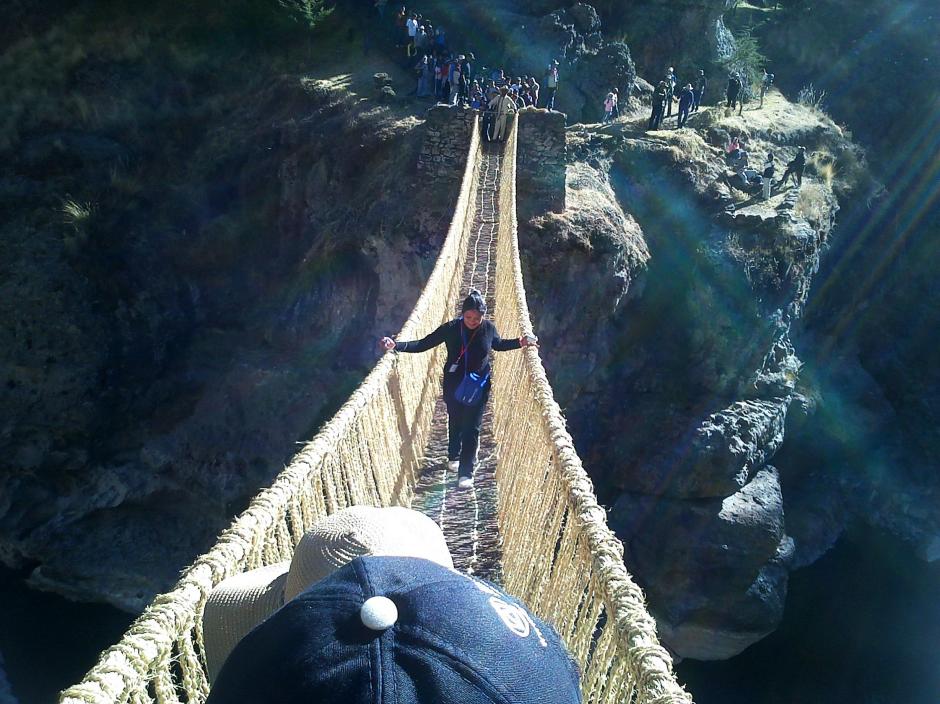 Una mujer cruza el puente colgante Q'eswachaka, en la regi&oacute;n Cuzco (Per&uacute;). Las comunidades andinas y las autoridades del distrito de Quehue, que renuevan anualmente el puente colgante Q'eswachaka con fibras vegetales, en la regi&oacute;n Cuzco, recibieron la resoluci&oacute;n de la UNESCO que declara sus rituales como patrimonio cultural inmaterial de la humanidad. (Foto: EFE)