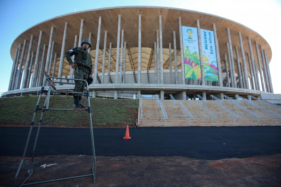 Soldados del Ej&eacute;rcito brasile&ntilde;o participan durante un simulacro de ataque terrorista hoy lunes 9 de junio de 2014, en el Estadio Nacional de Brasilia. El ejercicio consiste, en aislar la zona supuestamente afectada por el ataque terrorista y evitar el acceso al sitio contaminado. (Foto: EFE/Fernando Bizerra Jr.)