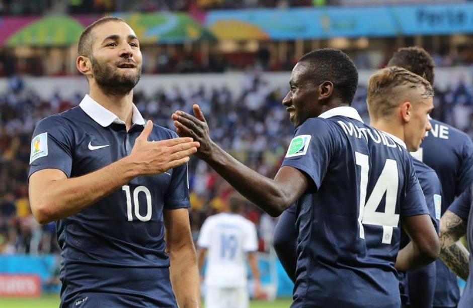 Karim Benzema fue la figura del partido al marcar doblete y participar en los tres goles de Francia. (Foto: AFP)