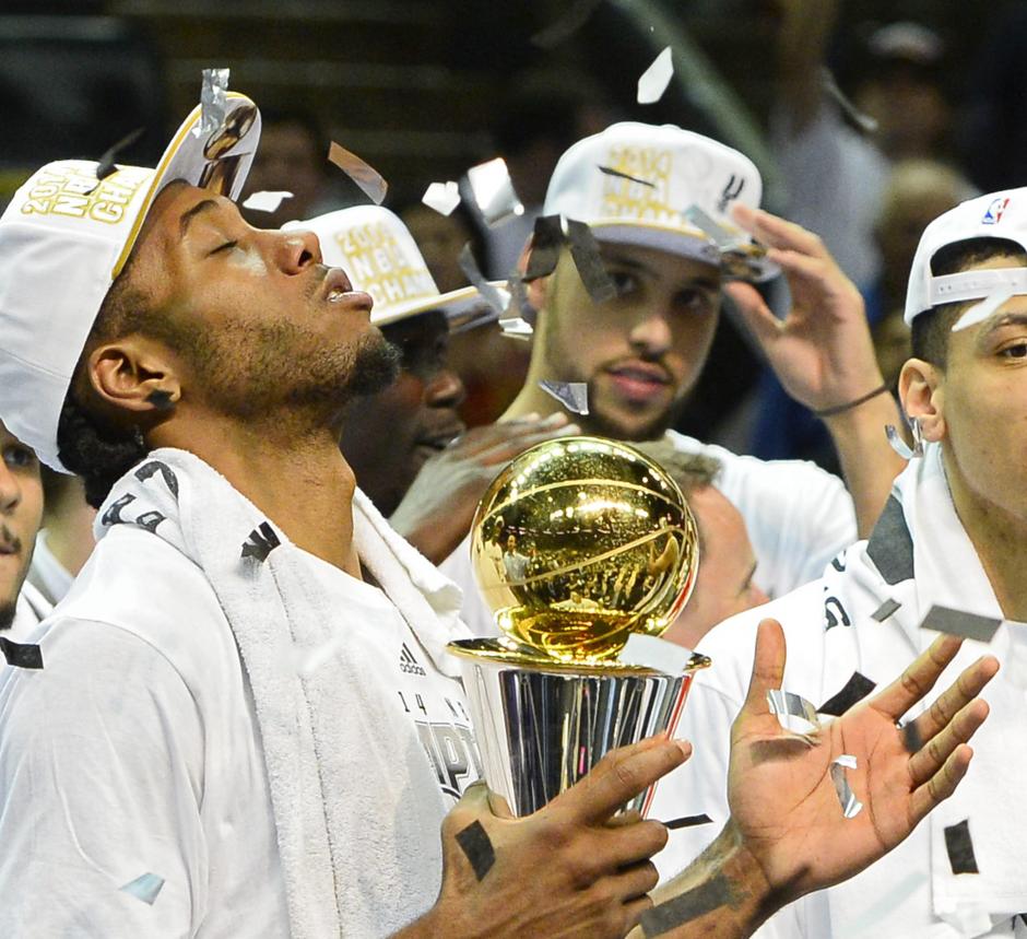 Kawhi es el segundo jugador m&aacute;s joven de la NBA en ganar el Jugador M&aacute;s Valioso (MVP en sus siglas en ingles) de las finales. (Foto: AFP)&nbsp;