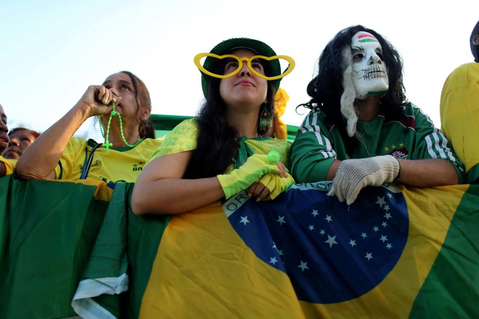 Aficionados de Brasil permanecen en el FIFA Fan Fest de la playa de Copacabana, durante el partido del grupo A entre Brasil y M&eacute;xico. (Foto: EFE/Antonio Lacerda)