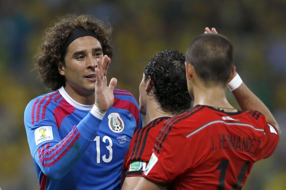 Guillermo "Memo" Ochoa fue la figura del juego Brasil- México y las redes sociales no perdieron ni un segundo para resaltar la labor del guardameta del Tri. (Foto: EFE)
