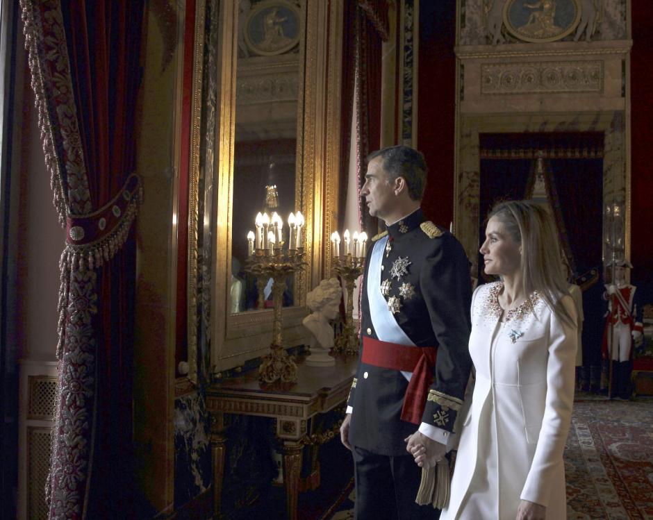 Los Reyes Don Felipe VI y Do&ntilde;a Letizia salen al balc&oacute;n central del Palacio Real, tras su proclamaci&oacute;n en las Cortes, para saludar a los ciudadanos de todas las nacionalidades que desde primera hora de la ma&ntilde;ana han ido llegado a la Plaza de Oriente. (Foto: EFE/Javier Liz&oacute;n)