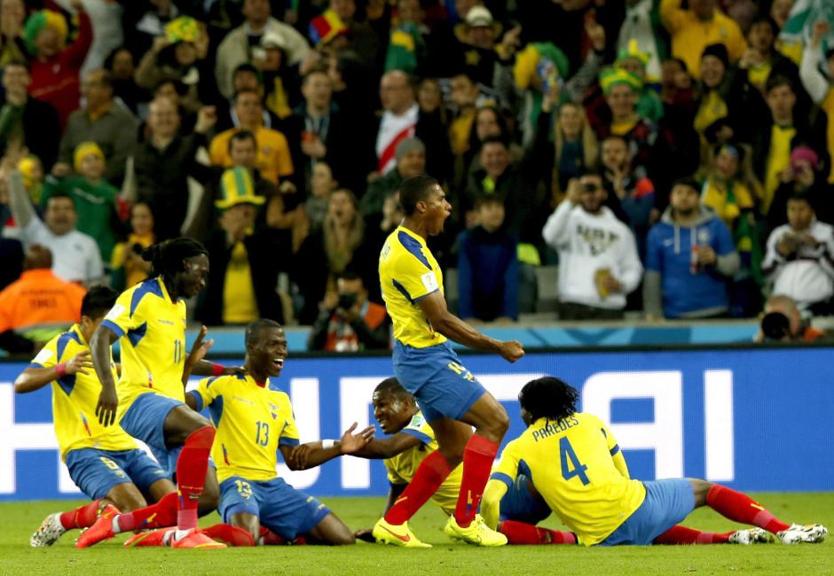 Los jugadores ecuatorianos celebran el 2-1 que les daba el triunfo sobre Honduras. (Foto: EFE)