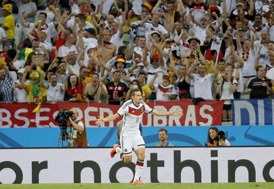 El delantero alem&aacute;n, Miroslav Klose, anot&oacute; el gol del empate y salv&oacute; un punto ante Ghana. (Foto: EFE)