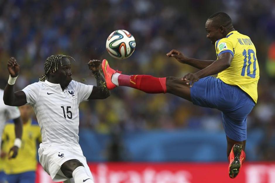 Por los aires. Walter Ayov&iacute; vuela en un bal&oacute;n dividido con el franc&eacute;s Bacary Sagna. (Foto: EFE)