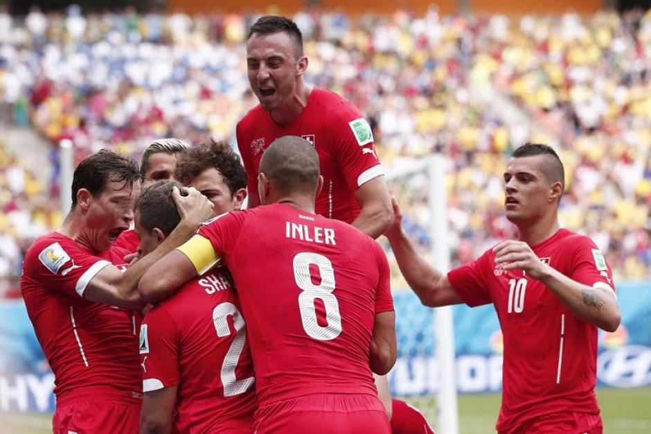 Los suizos festejan el segundo tanto marcado a Honduras. (Foto: EFE)
