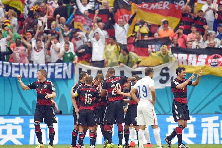 Los alemanes celebran el 1-0 anotado por Thomas M&uuml;ller durante el segundo tiempo ante Estados Unidos en el estadio Arena Pernambuco. (Foto: EFE)