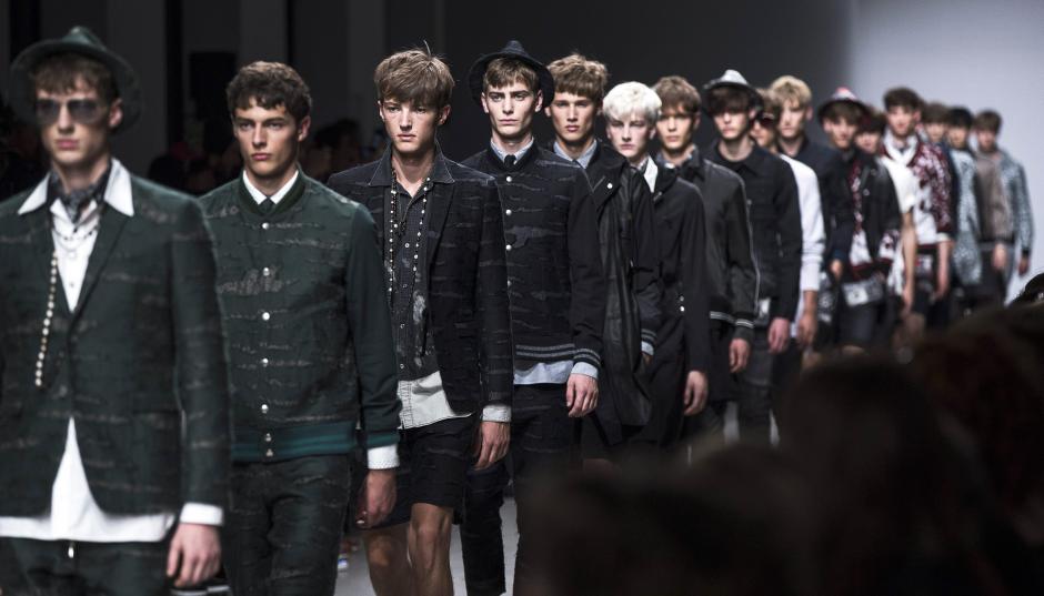 Las chaquetas militares "tart&aacute;n" y los estampados dominaron en la pasarela. (Foto: EFE)