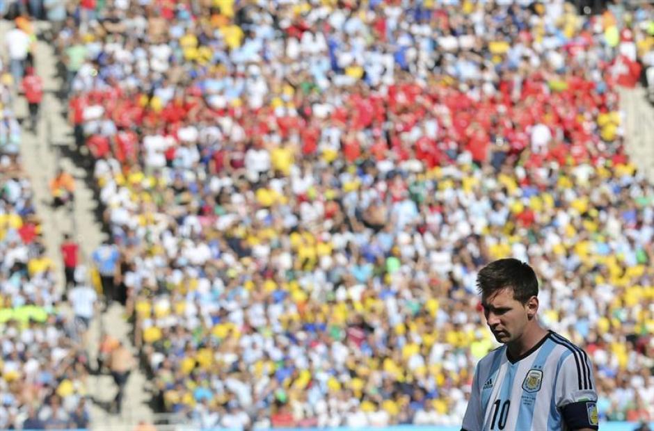 Leonel Messi luci&oacute; molesto e incomodo durante el partido. (Foto: EFE)