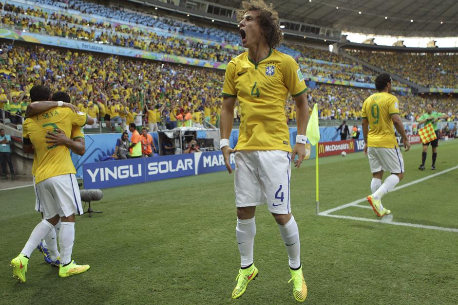 David Luiz grita euf&oacute;rico tras haber anotado el 2-0 temporal para Brasil. (Foto: EFE)