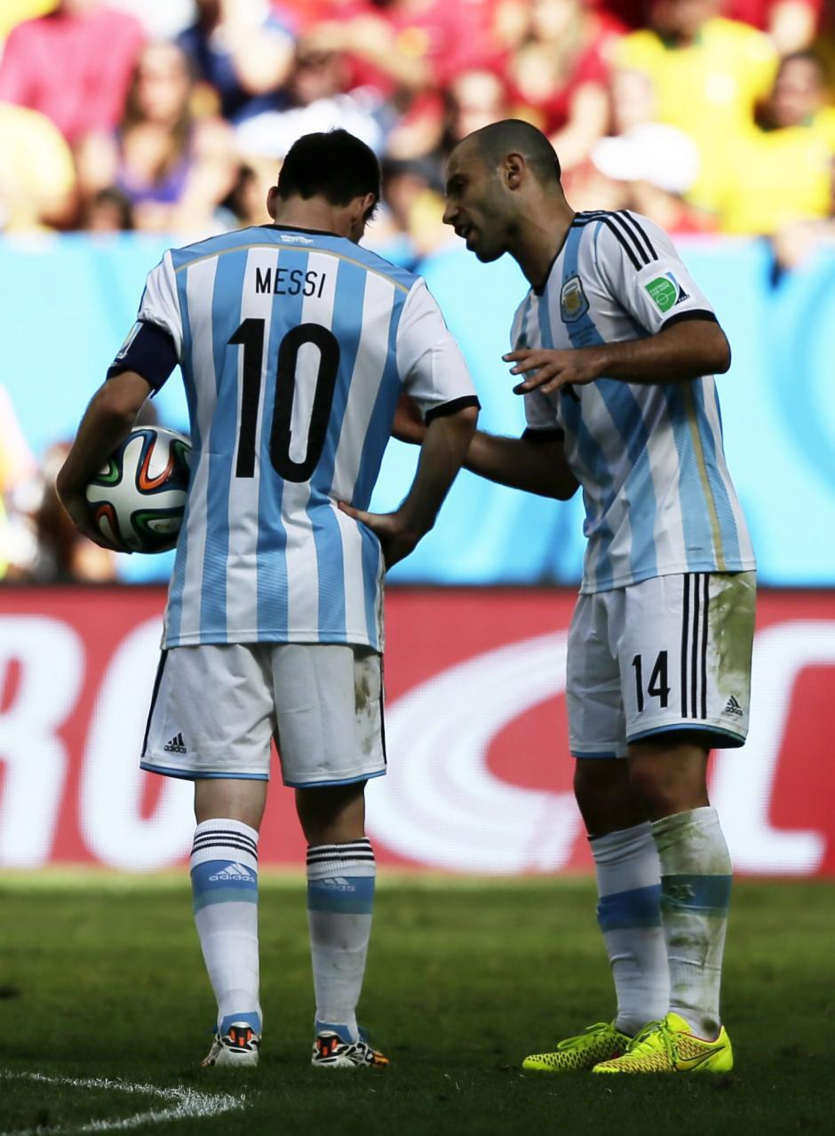 Mascherano le habla a Messi, en el encuentro contra Holanda, el que los clasific&oacute; a la final del Mundial de Brasil. (Foto: EFE)