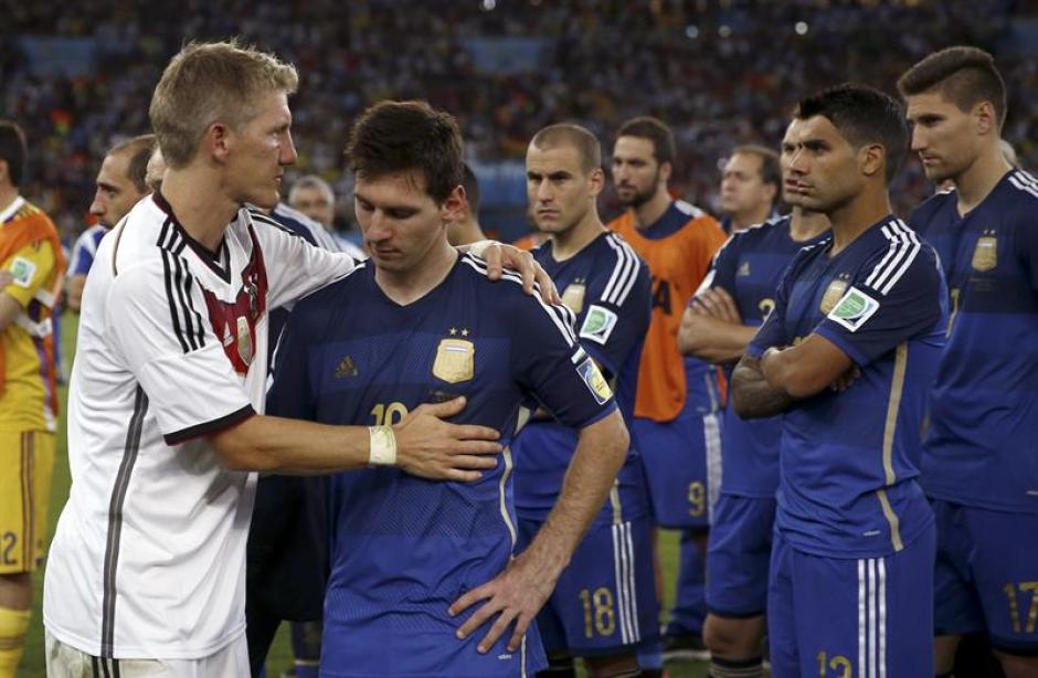Bastian Schweinsteiger tuvo un gesto solidario con Lionel Messi y los jugadores argentinos despu&eacute;s de la final que gan&oacute; Alemania.&nbsp;