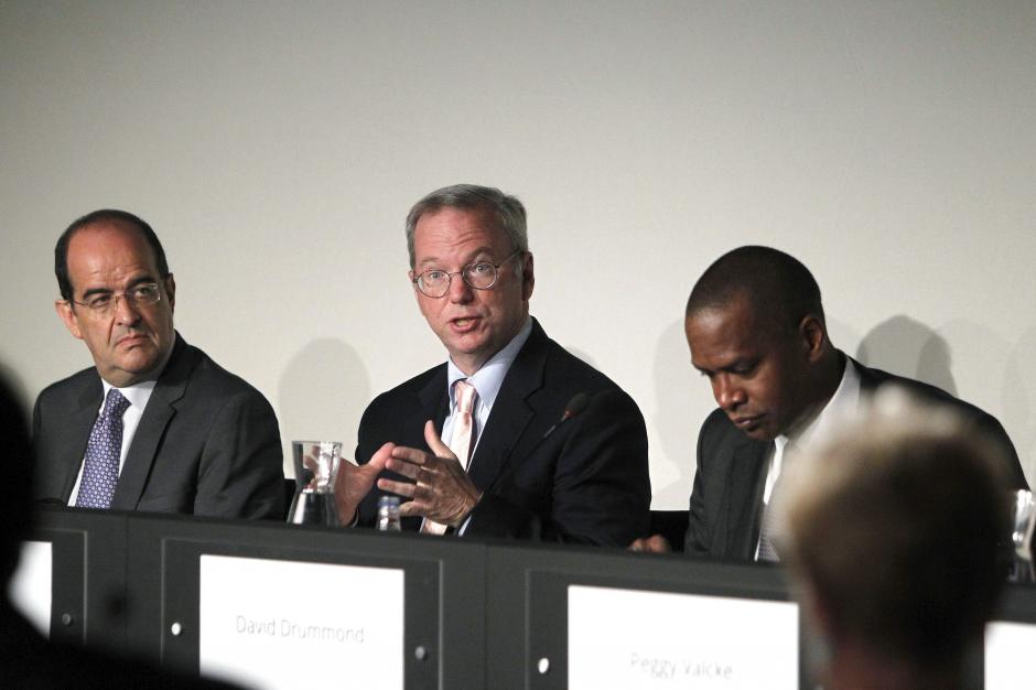 El presidente ejecutivo de Google, Eric Schmidt (c), el exdirector de la Agencia Espa&ntilde;ola de Protecci&oacute;n de Datos y Catedr&aacute;tico de Derecho Administrativo, Jos&eacute; Luis Pi&ntilde;ar (i), y el vicepresidente mundial de Google, David Drummond (d), durante la I Reuni&oacute;n del Consejo Asesor sobre el derecho al olvido que ha tenido lugar hoy en la Casa de Am&eacute;rica de Madrid para recabar opiniones de expertos internacionales sobre el derecho de los usuarios a mantener la privacidad de sus datos en internet. (Foto: EFE/Hugo Ortu&ntilde;o)