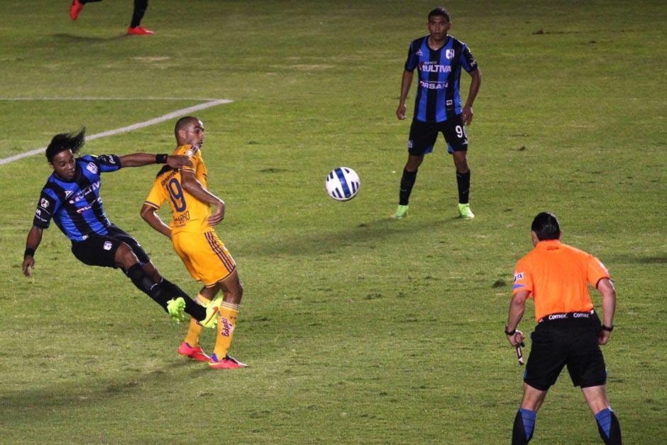Ronaldinho durante su debut en una acci&oacute;n ante Tigres por la Copa MX. (Foto: EFE)