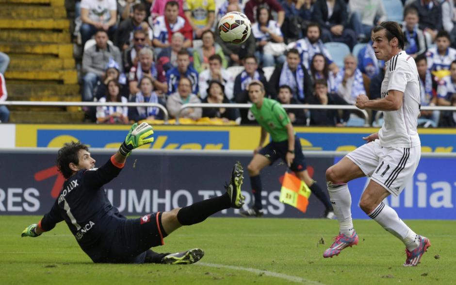 El centrocampista gal&eacute;s del Real Madrid Gareth Bale (derecha) ante el portero del Deportivo, el argentino Germ&aacute;n Lux durante el partido de la cuarta jornada de la Liga espa&ntilde;ola. (Foto: EFE/Lavandeira jr.)