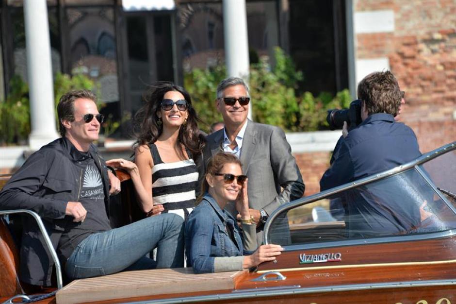 El actor George Clooney y su prometida, Amal Alamuddin posan junto al empresario estadounidense Rande Gerber y la modelo Cindy Crawford. Los cuatro se encontraron este viernes en Venecia, Italia. (Foto: EFE)