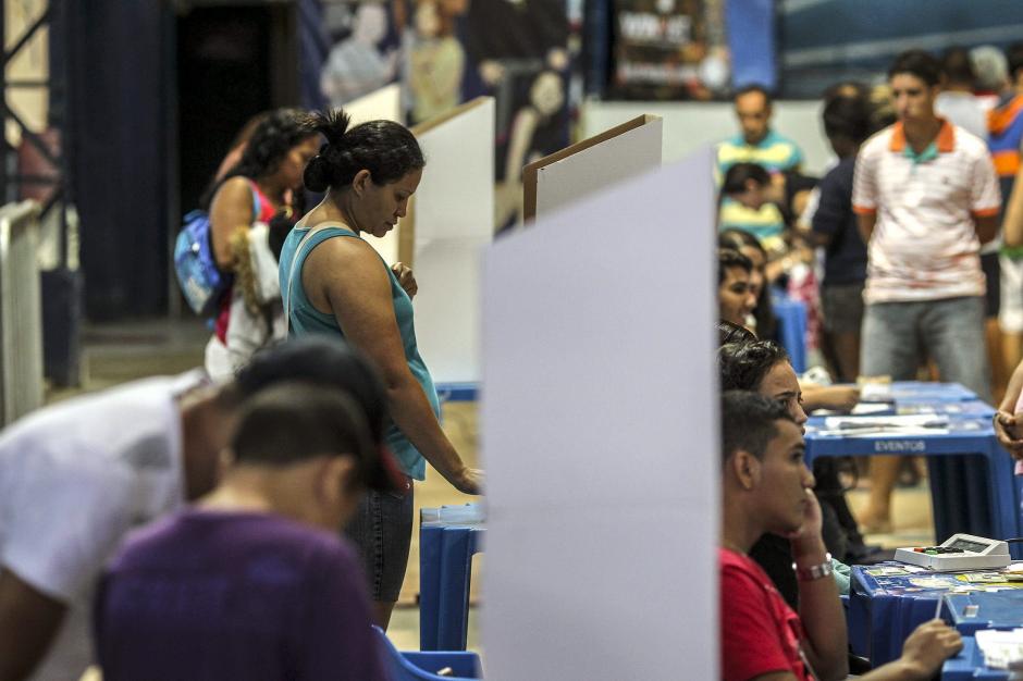 &nbsp;Electores votan hoy, domingo, 5 de octubre de 2014, en la favela de Rocinha, R&iacute;o de Janeiro. &nbsp; (Foto: EFE)