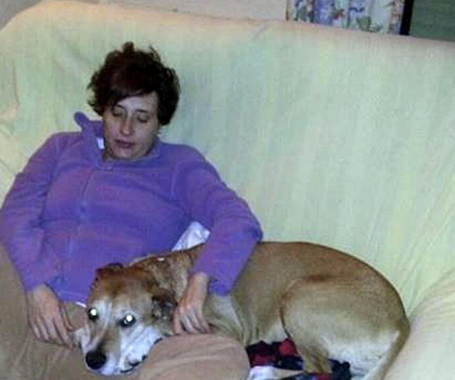 Foto de archivo de la enfermera Teresa Romero, infectada de &eacute;bola, con su perro Excalibur, quien ya fue sacrificado por temor al &eacute;bola. (Foto: EFE)