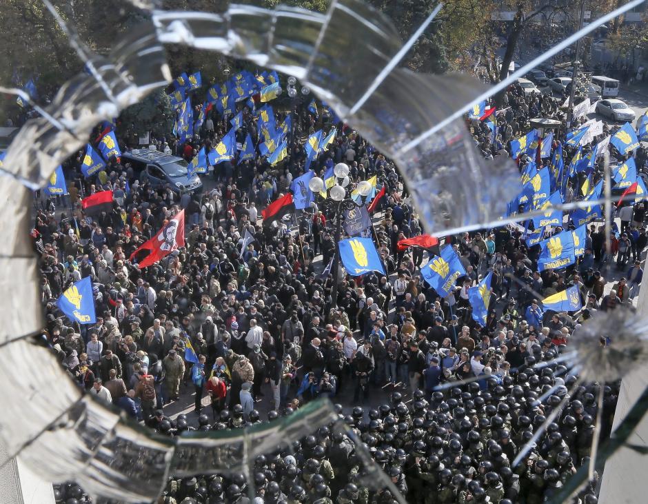 Activistas del movimiento radical ultranacionalista ucraniano se enfrentan a la polic&iacute;a ante el parlamento en Kiev, Ucrania. (Foto: EFE/ANDREW KRAVCHENKO)