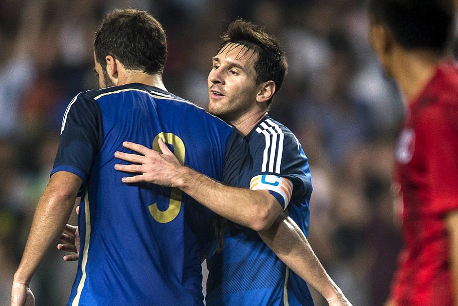 Messi e Higua&iacute;n celebran durante la goleada de Argentina ante Hong Kong. (Foto: EFE)