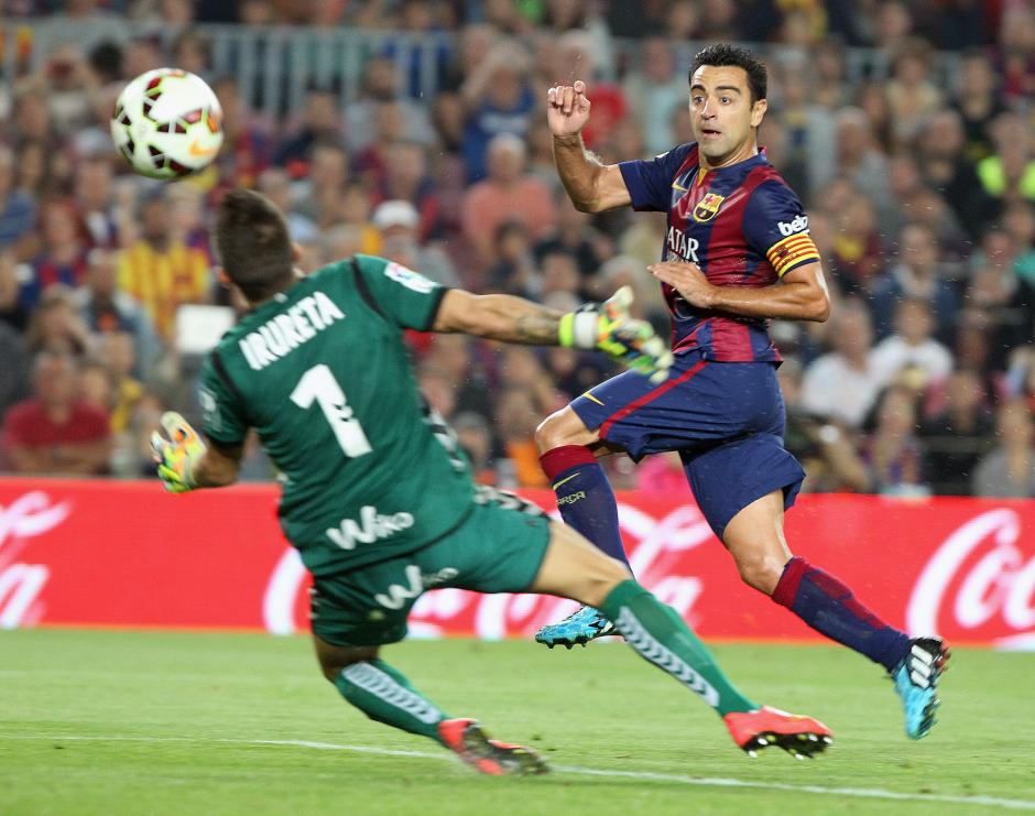 El centrocampista del FC Barcelona Xavi (d) marca ante el Eibar, con el que abri&oacute; el camino de la victoria Azulgrana. (Foto: EFE/Toni Garriga)
