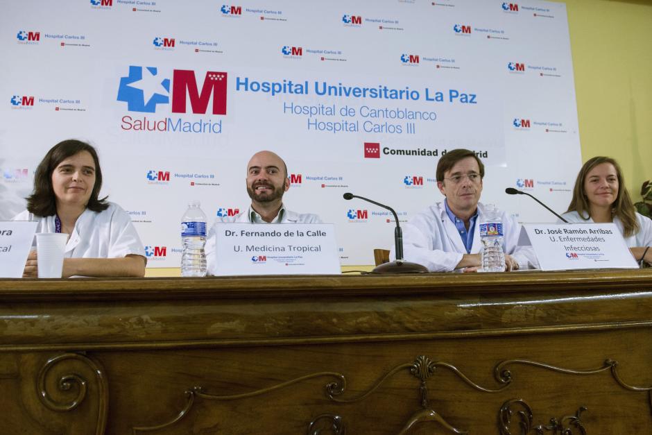 El equipo m&eacute;dico que atendi&oacute; a la enfermera Teresa Romero, ofrece el anuncio en Madrid. (Foto: EFE)