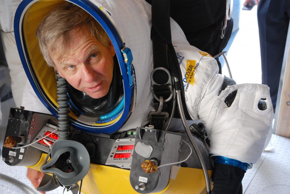 Alan Eustace, vicepresidente senior de Google, con su traje para el salto. (Foto: EFE)