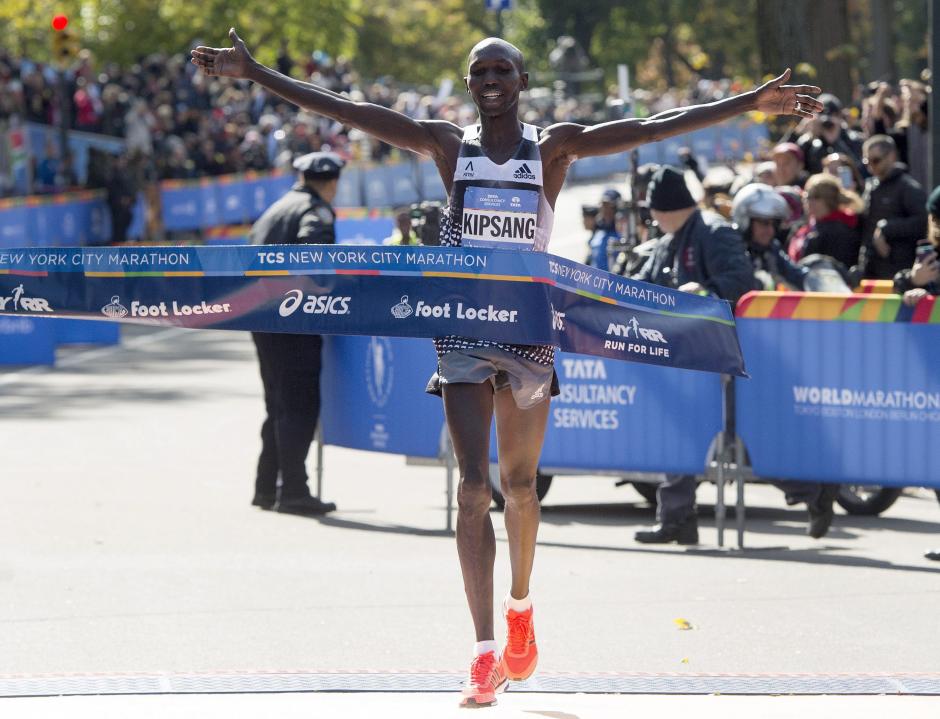 Wilson Kipsang, de Kenia, celebra en la l&iacute;nea de meta despu&eacute;s de ganar marat&oacute;n de Nueva York 2014. (Foto: EFE / JUSTIN CARRIL)