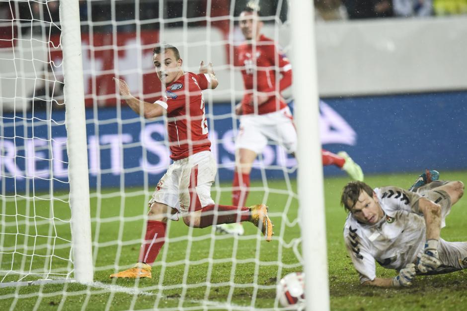 El suizo Xherdan Shaqiri anota el cuarto gol de su selecci&oacute;n contra de Lituania durante el partido del grupo E Suiza ante Lituania en el AFG Arena de St. Gallen, Suiz. (Foto: EFE/GIAN EHRENZELLER)