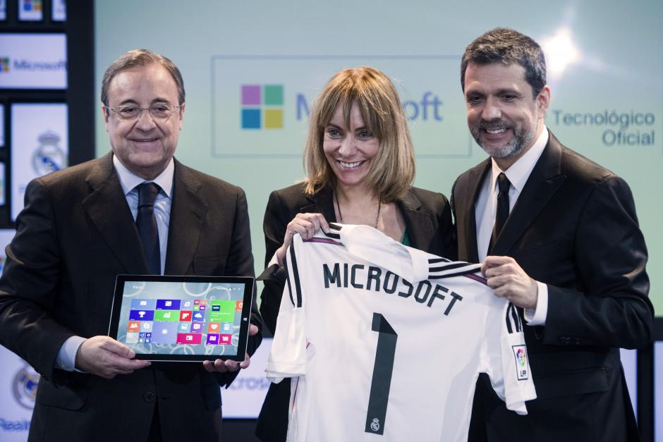 El presidente del Real Madrid, Florentino P&eacute;rez, posa junto a la presidenta de Microsoft, Mar&iacute;a Gara&ntilde;a, y el presidente de Desarrollo de Negocio de la empresa, Orlando Ayala (d), durante la presentaci&oacute;n del acuerdo alcanzado entre la entidad blanca y la tecnol&oacute;gica estadounidense, en un acto que ha tenido lugar esta tarde en el palco de Honor del estadio Santiago Bernab&eacute;u. (Foto: EFE/Luca Piergiovanni)