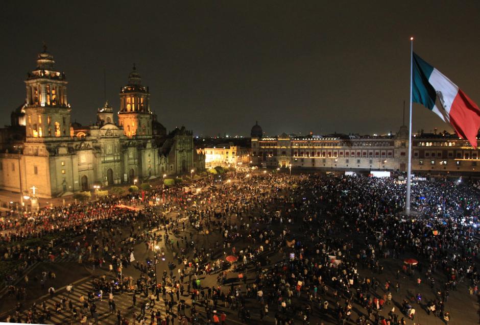 Vista general de los miles de estudiantes y organizaciones civiles en el z&oacute;calo de Ciudad de M&eacute;xico el jueves 20 de noviembre de 2014 , durante una larga jornada de protestas a nivel nacional en solidaridad con los 43 estudiantes desaparecidos hace casi dos meses. (Foto: EFE)