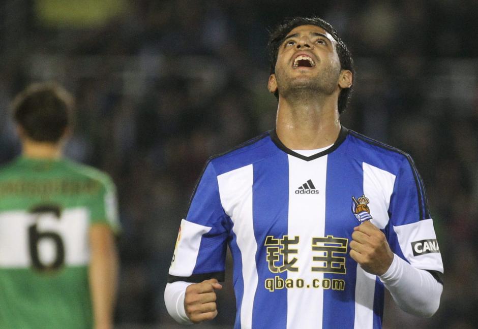Carlos Vela celebra uno de sus tres goles contra el Elche. (Foto: EFE)&nbsp;