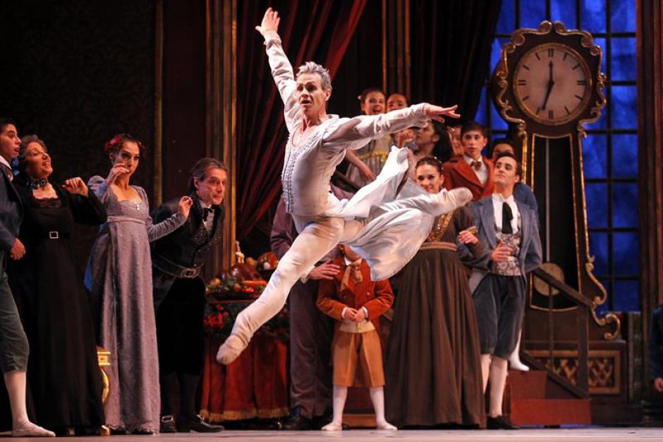 La tradicional obra navide&ntilde;a &ldquo;Cascanueces&rdquo; fue presentada en el Teatro Municipal de Santiago de Chile. (Foto: Sebasti&aacute;n Silva/EFE)