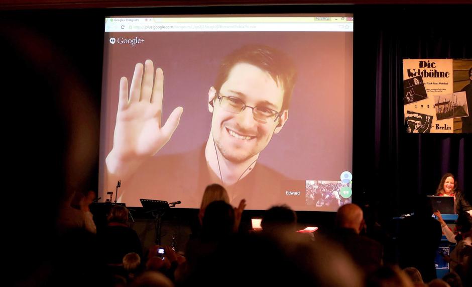 Edward Snowden en la pantalla durante el 2014 Carl von Ossietzky Medalla ceremonia por la Liga Internacional de los Derechos Humanos, en Berl&iacute;n, Alemania, 14 de diciembre de 2014. (Foto: EFE/WOLFGANG KUMM)