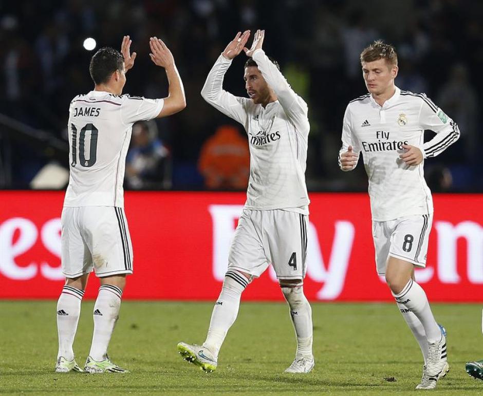 Sergio Ramos es felicitado por sus compa&ntilde;eros tras conseguir el primer gol en la final del Mundial de Clubes. (Foto: EFE)