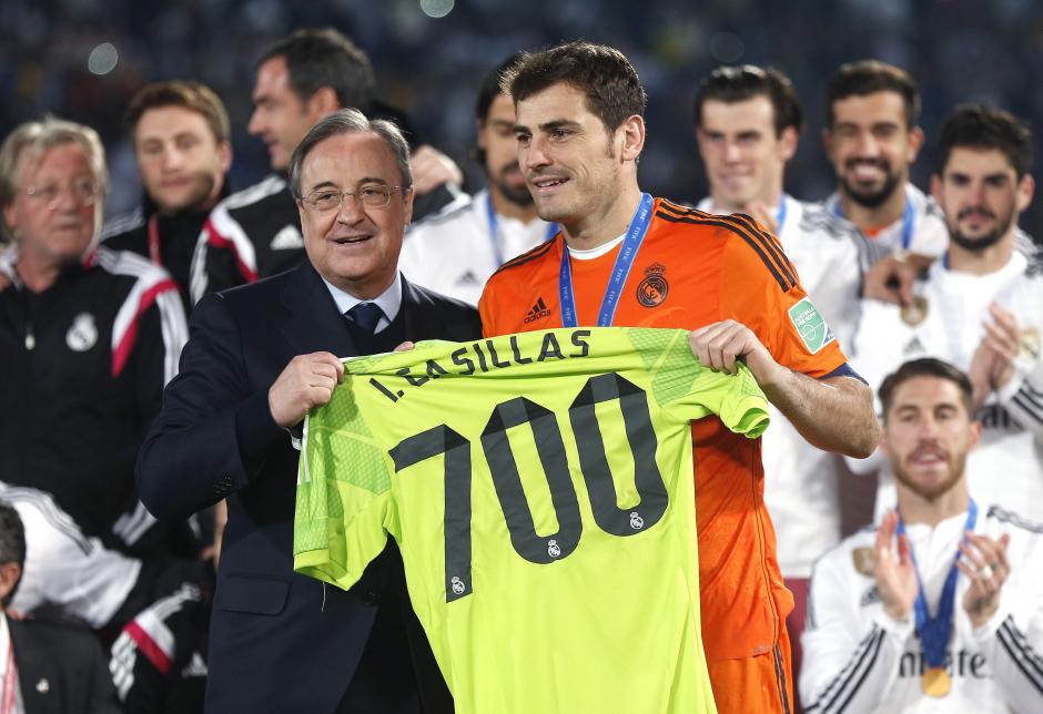 El portero y capit&aacute;n del Real Madrid, Iker Casillas, &nbsp;posa con el presidente Florentino P&eacute;rez y una camiseta que conmemora sus 700 partidos con el equipo blanco. (Foto: EFE)&nbsp;