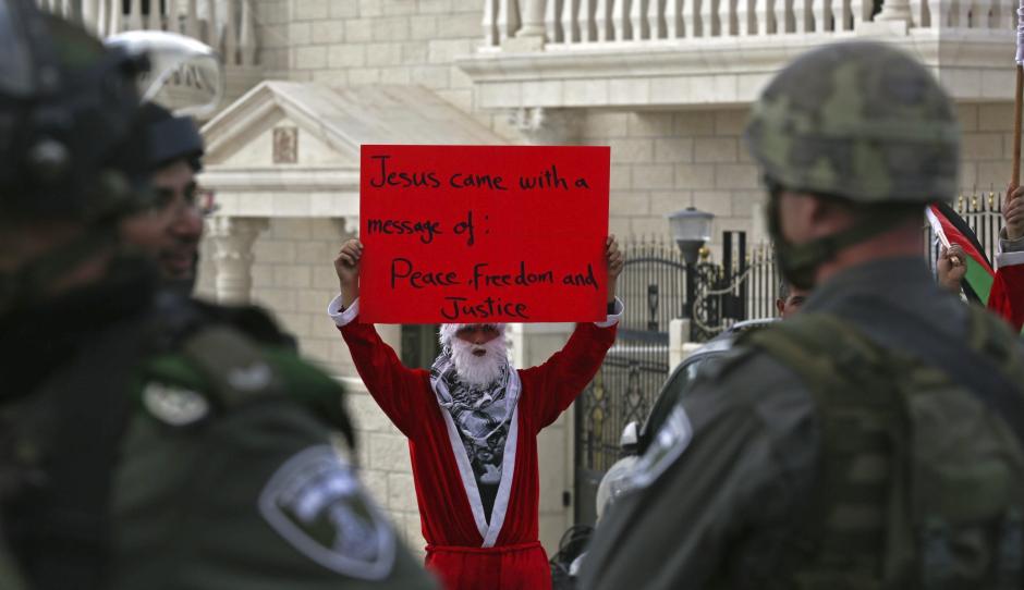 Este manifestante porta un cartel en el que pide a las autoridades de Israel que recuerden las ense&ntilde;anzas de Jes&uacute;s. (Foto: EFE)