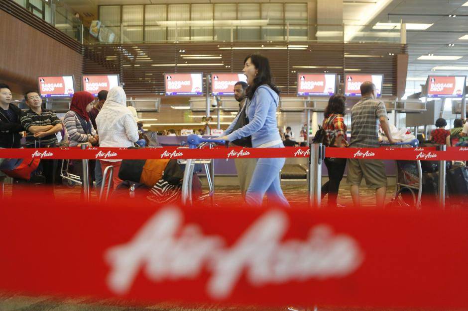 La gente espera en el aeropuerto, frente al mostrador de AirAsia Changi, en Singapur. (Foto: EFE)