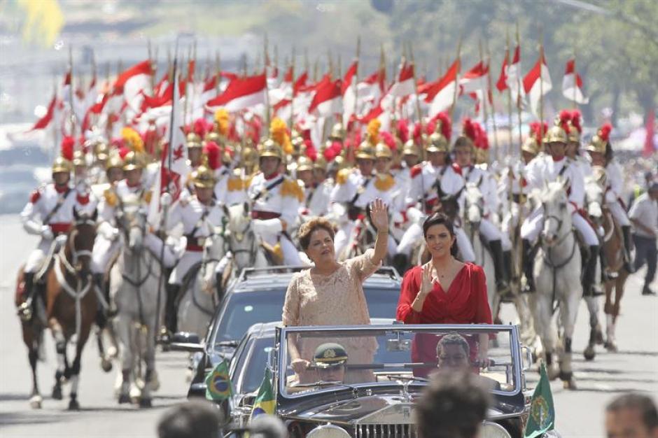 La presidenta brasile&ntilde;a, Dilma Rousseff, junto a su hija Paula, saluda a bordo de un Rolls Royce camino al Palacio de Planalto, para la ceremonia de investidura de reelecci&oacute;n en Brasilia (Brasil). (Foto: EFE / Sebasti&atilde;o Moreira)