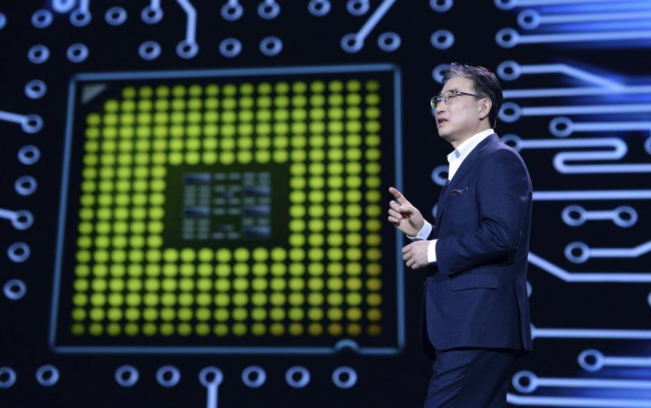 Boo-Keun Yoon, presidente y consejero delegado de Samsung Electronics, da un discurso durante la presentación de Samsung,en el ámbito de la feria de electrónica de consumo CES, en Las Vegas, Nevada (Estados Unidos) el lunes 5 de enero de 2015. (Foto: EFE/Britta Pedersen)
