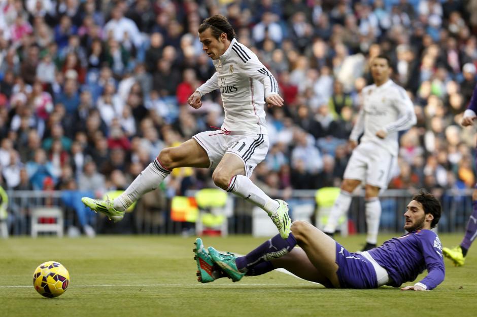 El centrocampista gal&eacute;s del Real Madrid Gareth Bale disputa un bal&oacute;n con el defensa del espa&ntilde;ola &Aacute;lvaro Gonz&aacute;lez, durante el partido de la decimoctava jornada de liga en Primera Divisi&oacute;n que se juega esta tarde en el estadio Santiago Bernab&eacute;u. (Foto: EFE/Juan Carlos Hidalgo)