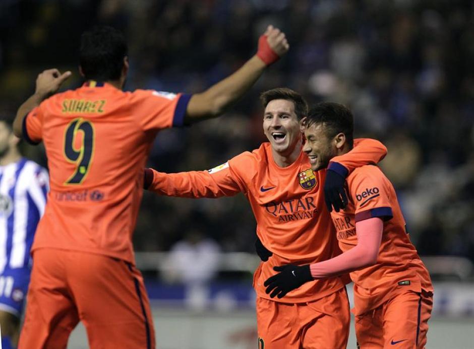 El delantero argentino del FC Barcelona Lionel Messi (2d) celebra con sus compa&ntilde;eros, el brasile&ntilde;o Neymar Jr. (d) y el uruguayo Luis Su&aacute;rez (i). (Foto: Cabalar/EFE)