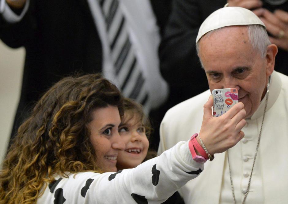 El papa Francisco posa para un selfi con dos fieles durante su audiencia general en el aula Pablo VI en el Vaticano. (Foto: EFE/Maurizio Brambatti)