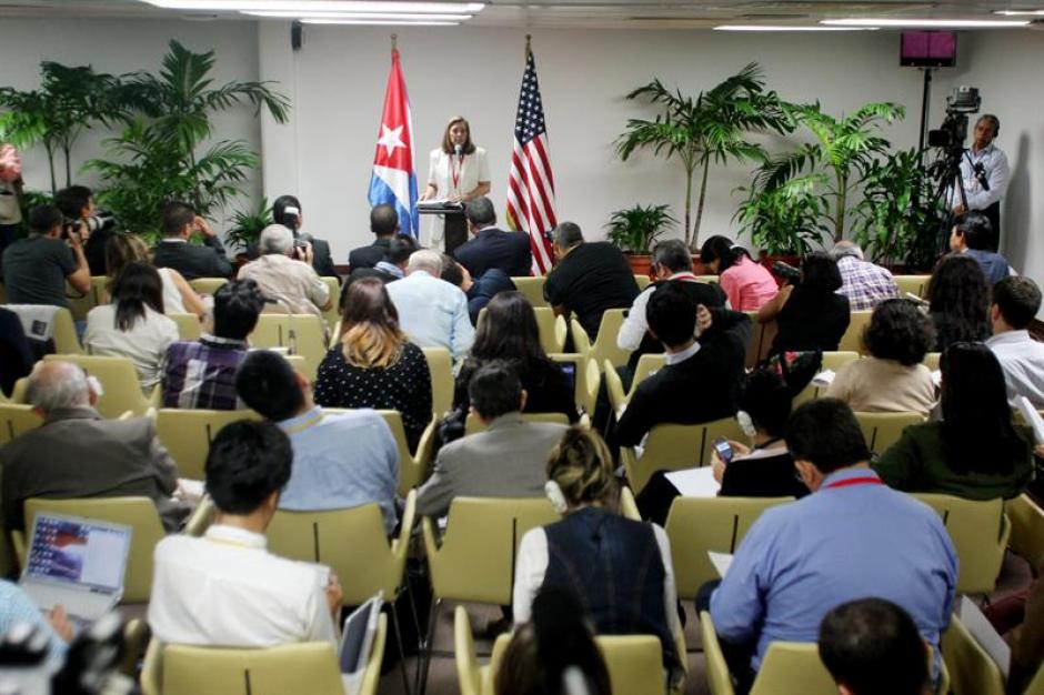 &nbsp;La jefa de la delegación cubana, Josefina Vidal, da declaraciones después de finalizado el primer encuentro oficial entre Cuba y Estados Unidos. (Foto:EFE)