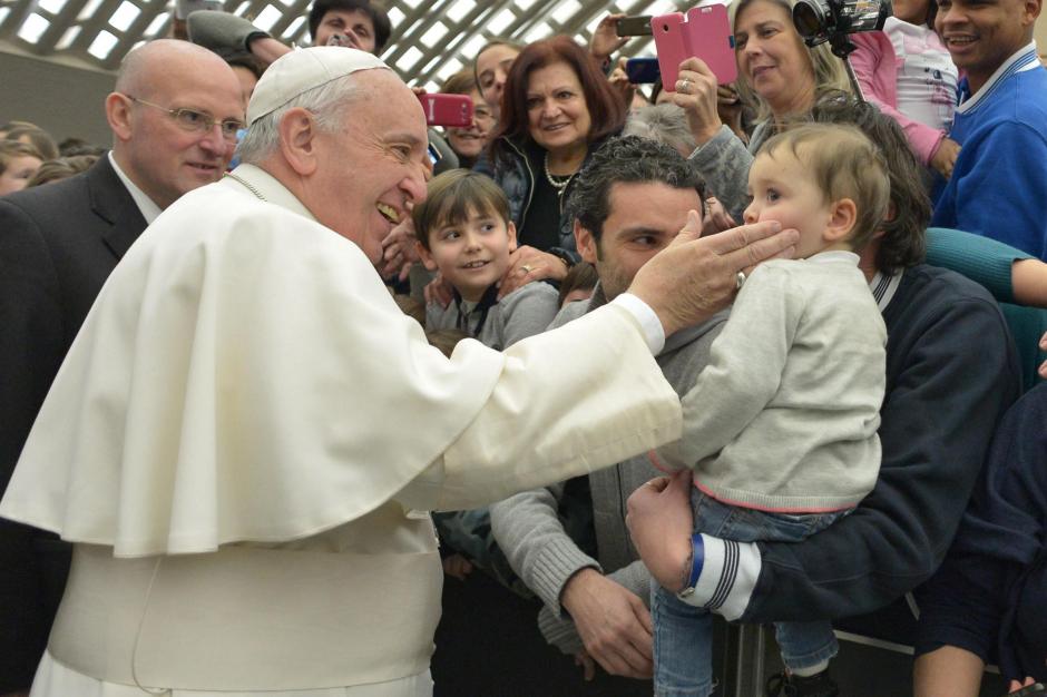 El papa Francisco saluda a un ni&ntilde;o durante la audiencia general de los mi&eacute;rcoles en el aula Pablo VI en el Vaticano. (Foto: EFE/Osservatore Romanio Press)