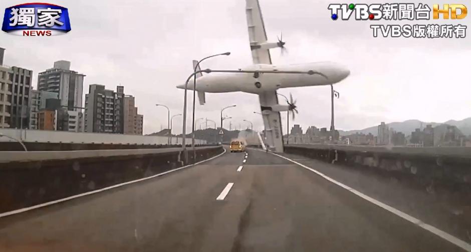 Captura del momento del siniestro del avi&oacute;n de TransAsia en la capital de Taiw&aacute;n. Tras el fallo de un motor, los pilotos podr&iacute;an haber apagado el que funcionaba correctamente. (Foto: EFE)
