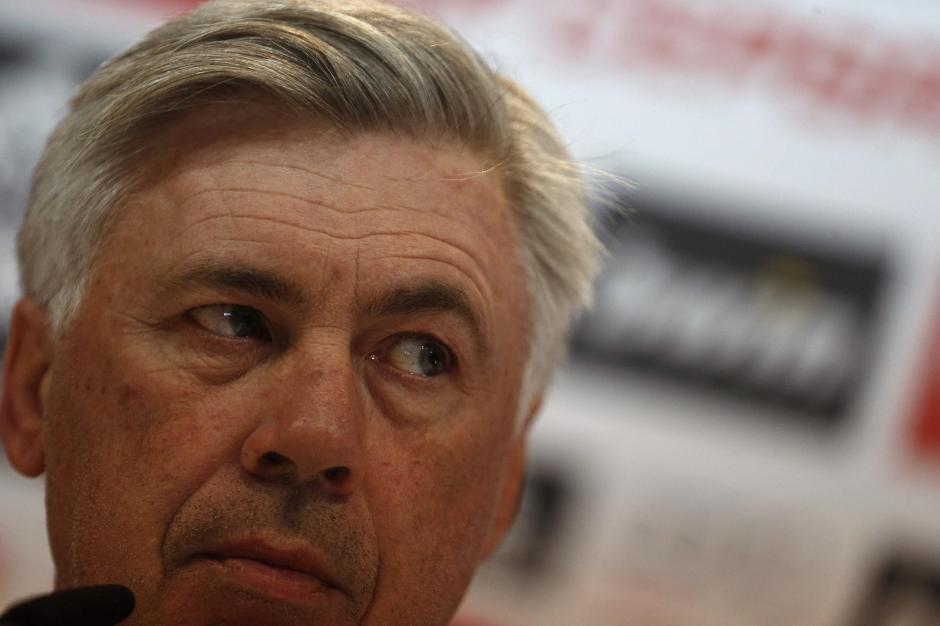 El t&eacute;cnico italiano del Real Madrid, Carlo Ancelotti, durante la rueda de prensa que ofreci&oacute; tras el entrenamiento que la plantilla del primer equipo realiz&oacute; hoy en la Ciudad Deportiva de Valdebebas de cara al partido de la vig&eacute;simo quinta jornada de la Liga BBVA que disputar&aacute;n ma&ntilde;ana contra el Villarrreal en el estadio Santigo Bernab&eacute;u. (Foto: Javier Liz&oacute;n/EFE)
