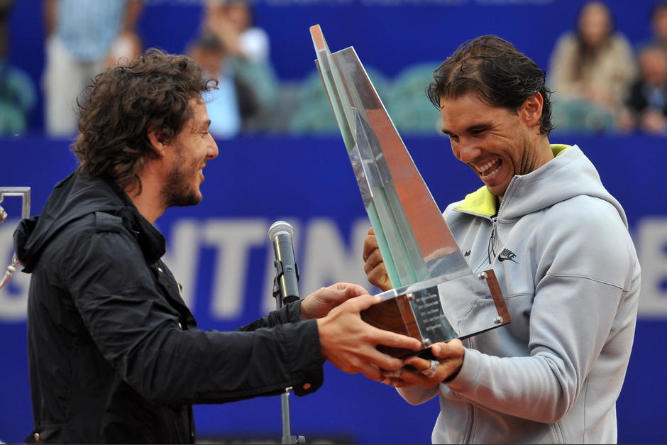 El espa&ntilde;ol Rafael Nadal (d) recibe del extenista Gaston Gaudio el trofeo de campe&oacute;n del ATP de Buenos Aires tras vencer al argentino Juan Monaco hoy, domingo 1 de marzo del 2015, en Buenos Aires (Argentina). (Foto: EFE)